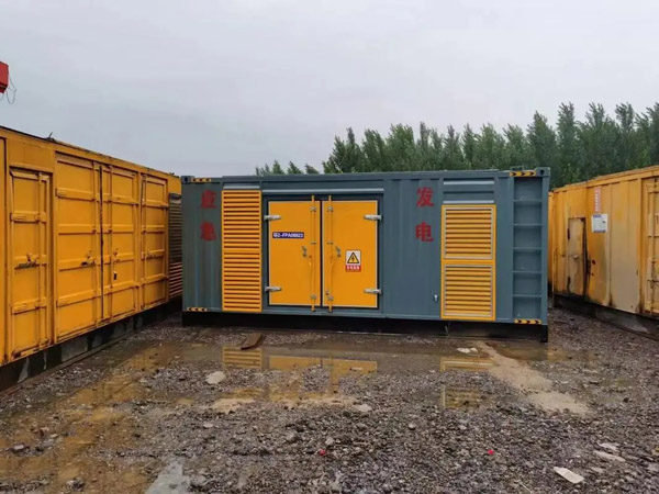 扬州柴油发电机如何判断干式空气滤清器是否需要更换？